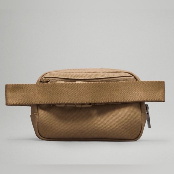 NEW!  Lululemon Everywhere Belt Canvas Bag - Picture 4 of 9